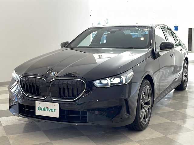 ＢＭＷ ＢＭＷ ５２３ｉ エクスクルーシブ 福井県 2024(令6)年 2.2万km サファイアブラックP 純正12.3インチカーブディスプレイ/トップビュー＋サイドビューカメラ/ドライビングアシストプロフェッショナル/・高速道路渋滞時ハンズオフアシスト/・アクティブクルーズコントロール/・ステアリング＆レーンコントロールアシスト/・レーンディパーチャーウォーニング/・レーンキーピングアシスト/・レーンチェンジアシスト/・衝突回避・被害軽減ブレーキ/・クロストラフィックウォーニング/・エマージェンシーストップアシスト/・パーキングアシストプロフェッショナル/BMWドライブレコーダー/ETC/BMWヘッドアップディスプレイ/BMWアイコニックグローヘッドライト/・アダプティブLEDヘッドライト/・コーナリングライト/・デイタイムランニングライト/・ハイビームアシスタント/・オートライト/雨滴感知オートワイパー/ウェルカムライト/オートマチックテールゲート（フットオープン・クローズ付）/社外ブラックグリル（純正グリル車載）/BMWデジタルキー