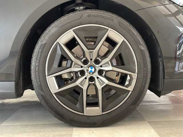 ＢＭＷ ＢＭＷ ５２３ｉ エクスクルーシブ 福井県 2024(令6)年 2.2万km サファイアブラックP 純正12.3インチカーブディスプレイ/トップビュー＋サイドビューカメラ/ドライビングアシストプロフェッショナル/・高速道路渋滞時ハンズオフアシスト/・アクティブクルーズコントロール/・ステアリング＆レーンコントロールアシスト/・レーンディパーチャーウォーニング/・レーンキーピングアシスト/・レーンチェンジアシスト/・衝突回避・被害軽減ブレーキ/・クロストラフィックウォーニング/・エマージェンシーストップアシスト/・パーキングアシストプロフェッショナル/BMWドライブレコーダー/ETC/BMWヘッドアップディスプレイ/BMWアイコニックグローヘッドライト/・アダプティブLEDヘッドライト/・コーナリングライト/・デイタイムランニングライト/・ハイビームアシスタント/・オートライト/雨滴感知オートワイパー/ウェルカムライト/オートマチックテールゲート（フットオープン・クローズ付）/社外ブラックグリル（純正グリル車載）/BMWデジタルキー
