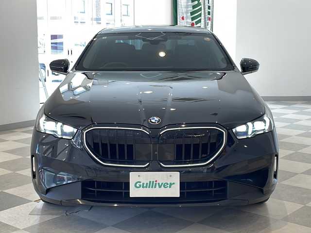 ＢＭＷ ＢＭＷ ５２３ｉ エクスクルーシブ 福井県 2024(令6)年 2.2万km サファイアブラックP 純正12.3インチカーブディスプレイ/トップビュー＋サイドビューカメラ/ドライビングアシストプロフェッショナル/・高速道路渋滞時ハンズオフアシスト/・アクティブクルーズコントロール/・ステアリング＆レーンコントロールアシスト/・レーンディパーチャーウォーニング/・レーンキーピングアシスト/・レーンチェンジアシスト/・衝突回避・被害軽減ブレーキ/・クロストラフィックウォーニング/・エマージェンシーストップアシスト/・パーキングアシストプロフェッショナル/BMWドライブレコーダー/ETC/BMWヘッドアップディスプレイ/BMWアイコニックグローヘッドライト/・アダプティブLEDヘッドライト/・コーナリングライト/・デイタイムランニングライト/・ハイビームアシスタント/・オートライト/雨滴感知オートワイパー/ウェルカムライト/オートマチックテールゲート（フットオープン・クローズ付）/社外ブラックグリル（純正グリル車載）/BMWデジタルキー
