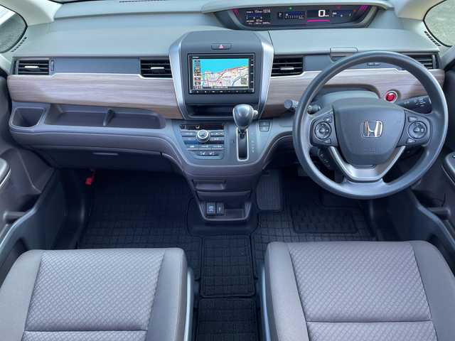 ホンダ フリード G 神奈川県 2022(令4)年 2万km プラチナホワイトパール 純正SDナビ/Bluetooth・CD・SD・USB/両側パワースライドドア/ホンダセンシング/クルーズコントロール/前側ドライブレコーダー/バックカメラ/シートヒーター/ETC/スマートキー/LEDヘッドライト/オートライト/レーンキープアシスト/横滑り防止装置/衝突被害軽減システム/保証書