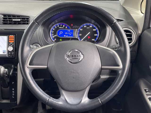 日産 デイズ ハイウェイスター Vセレ +Safty 神奈川県 2014(平26)年 5.2万km ホワイトパール アイドリングストップ/純正ナビ/スマートキー/純正14インチアルミホイル/衝突被害軽減システム/盗難防止システム/アイドリングストップ/フォグランプ/ウィンカーミラー/電格格納ミラー/プッシュスタート/フロアマット/スペアキー