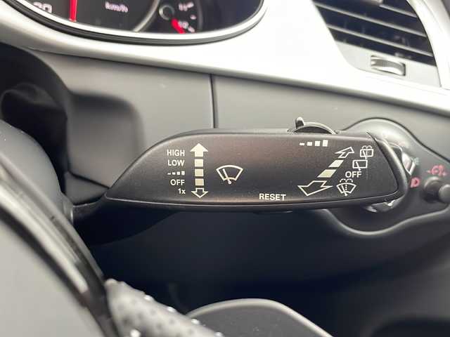 アウディ Ａ４ アバント 2．0 TFSI 岐阜県 2016(平28)年 3.9万km グレイシアホワイトメタリック Audi muitimedia純正ナビ/・CD/DVD/AM/FM/Bluetooth/革巻きステアリング(Sline専用デザイン)/・ステアリングスイッチ/・パドルシフト/ハーフレザーシート/・シートヒーター(D/N)/・パワーシート(D/N)/・Sline専用デザインシート/レーダークルーズコントロール/アイドリングストップ/ブラインドスポットビュー/シガーライター/パワーバックドア/全席読書灯/音声操作コマンド/バニティランプ/プッシュスタート/スマートキー/ビルトインETC