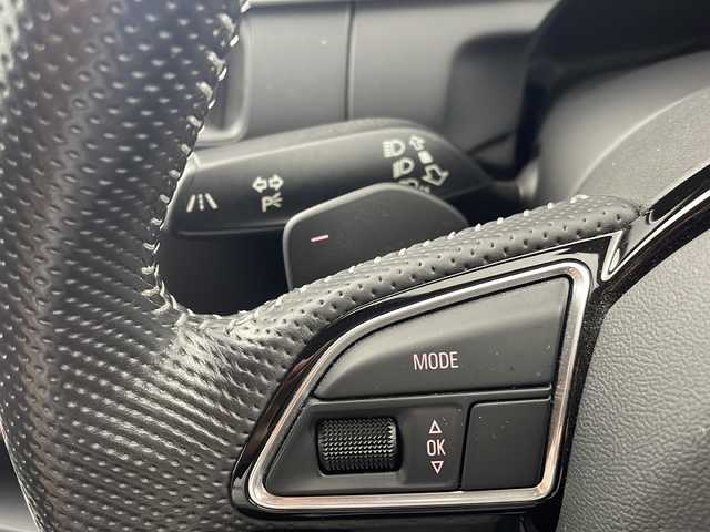 アウディ Ａ４ アバント 2．0 TFSI 岐阜県 2016(平28)年 3.9万km グレイシアホワイトメタリック Audi muitimedia純正ナビ/・CD/DVD/AM/FM/Bluetooth/革巻きステアリング(Sline専用デザイン)/・ステアリングスイッチ/・パドルシフト/ハーフレザーシート/・シートヒーター(D/N)/・パワーシート(D/N)/・Sline専用デザインシート/レーダークルーズコントロール/アイドリングストップ/ブラインドスポットビュー/シガーライター/パワーバックドア/全席読書灯/音声操作コマンド/バニティランプ/プッシュスタート/スマートキー/ビルトインETC