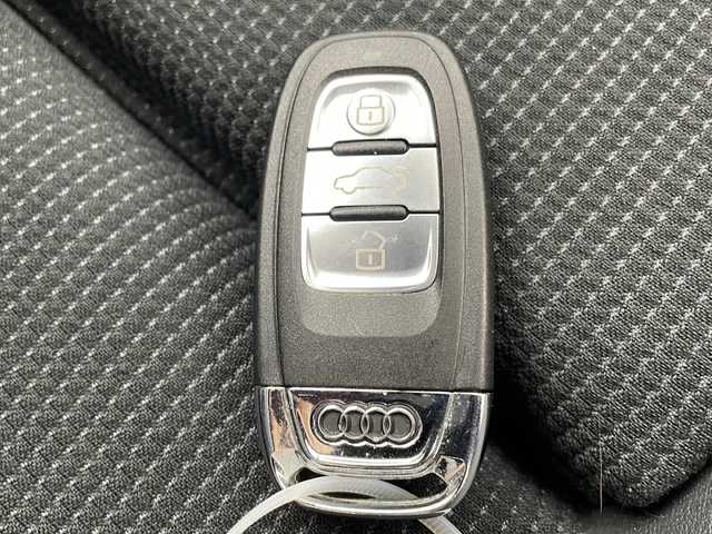 アウディ Ａ４ アバント 2．0 TFSI 岐阜県 2016(平28)年 3.9万km グレイシアホワイトメタリック Audi muitimedia純正ナビ/・CD/DVD/AM/FM/Bluetooth/革巻きステアリング(Sline専用デザイン)/・ステアリングスイッチ/・パドルシフト/ハーフレザーシート/・シートヒーター(D/N)/・パワーシート(D/N)/・Sline専用デザインシート/レーダークルーズコントロール/アイドリングストップ/ブラインドスポットビュー/シガーライター/パワーバックドア/全席読書灯/音声操作コマンド/バニティランプ/プッシュスタート/スマートキー/ビルトインETC