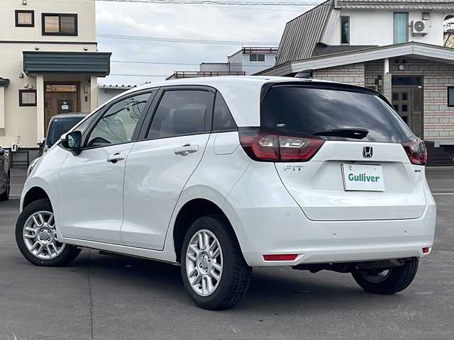 ホンダ フィット e:HEVホーム 道北・旭川 2023(令5)年 1.4万km プラチナホワイトパール ・純正ナビ/BT/DTV/DVD/CD/USB/・寒冷地仕様/・４WD/・前席シートヒーター/・バックカメラ/・社外前後ドライブレコーダー/・ステアリングリモコン/・電動パーキングブレーキ/・オートブレーキホールド/・ホンダセンシング/衝突軽減ブレーキ/踏み間違い衝突軽減システム/急アクセル抑制機能/路外逸脱抑制機能/歩行者事故低減ステアリング/先行車発進お知らせ機能/標識認識機能/レーダークルーズコントロール/・電動格納ミラー/・純正ゴムフロアマット/・純正カーペット/・ミラーヒーター/・ワイパーデアイサー/・保証書/・取説/・ナビ説/・スペアキー