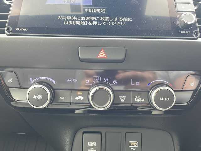 ホンダ フィット e:HEVホーム 道北・旭川 2023(令5)年 1.4万km プラチナホワイトパール ・純正ナビ/BT/DTV/DVD/CD/USB/・寒冷地仕様/・４WD/・前席シートヒーター/・バックカメラ/・社外前後ドライブレコーダー/・ステアリングリモコン/・電動パーキングブレーキ/・オートブレーキホールド/・ホンダセンシング/衝突軽減ブレーキ/踏み間違い衝突軽減システム/急アクセル抑制機能/路外逸脱抑制機能/歩行者事故低減ステアリング/先行車発進お知らせ機能/標識認識機能/レーダークルーズコントロール/・電動格納ミラー/・純正ゴムフロアマット/・純正カーペット/・ミラーヒーター/・ワイパーデアイサー/・保証書/・取説/・ナビ説/・スペアキー
