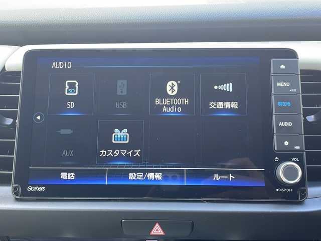 ホンダ フィット e:HEVホーム 道北・旭川 2023(令5)年 1.4万km プラチナホワイトパール ・純正ナビ/BT/DTV/DVD/CD/USB/・寒冷地仕様/・４WD/・前席シートヒーター/・バックカメラ/・社外前後ドライブレコーダー/・ステアリングリモコン/・電動パーキングブレーキ/・オートブレーキホールド/・ホンダセンシング/衝突軽減ブレーキ/踏み間違い衝突軽減システム/急アクセル抑制機能/路外逸脱抑制機能/歩行者事故低減ステアリング/先行車発進お知らせ機能/標識認識機能/レーダークルーズコントロール/・電動格納ミラー/・純正ゴムフロアマット/・純正カーペット/・ミラーヒーター/・ワイパーデアイサー/・保証書/・取説/・ナビ説/・スペアキー