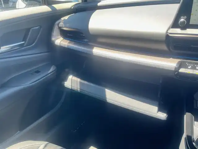 トヨタ プリウス Z 島根県 2024(令6)年 0.1万km プラチナホワイトパールマイカ 純正１２型ワイドナビ　/フルセグＴＶ　/Ｂｌｕｅｔｏｏｔｈ接続　/全方位カメラ　/サンルーフ/レザーシート/ビルトインＥＴＣ2.0/電子パーキングブレーキ　/前後コーナーセンサー　/レーダークルーズコントロール　/衝突軽減ブレーキ　/レーンアシスト/横滑り防止装置/アイドリングストップ/D席パワーシート　/前席シートヒーター/ステアリングヒーター/スマートキー/プッシュスタート/純正LEDヘッドライト/純正フロアマット/社外レーシングホイール【ADVAN Racing】