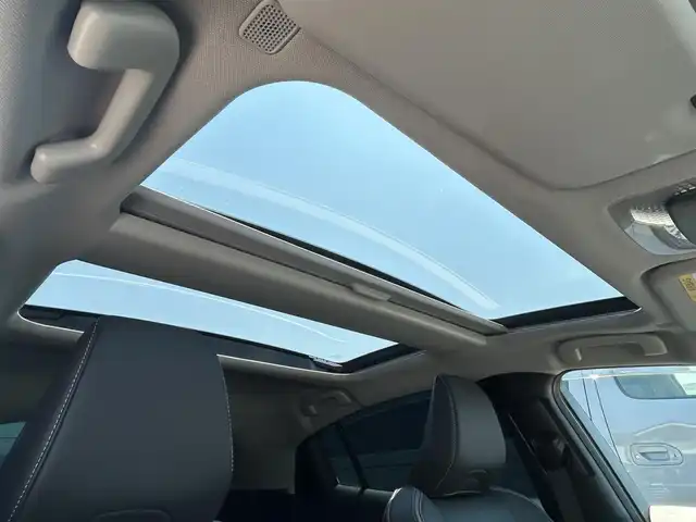 トヨタ プリウス Z 滋賀県 2024(令6)年 0.3万km アティチュードブラックマイカ ガソリン（ハイブリッド）/2WD(FF)/CVT/純正メモリナビ/（FM/AM/TVフルセグ/Bluetooth/USB）/モデリスタエアロ/パノラマルーフ/パノラミックビューモニター/プリクラッシュブレーキアシスト	/ブラインドスポットモニター/レーダークルーズコントロール/レーンキープアシスト/ETC2.0/ステアリングヒーター/シートヒーター/エアシート/電子パーキング/ブレーキホールド/ステアリングスイッチ/AC100V/電動リアゲート/オートハイビーム/パワーシート/ヘッドライトレベリング/オートライト/オートエアコン/電動格納ミラー/EVモード/横滑り防止/ワイヤレス充電/コーナーセンサー/プッシュスタート/スマートキー/スペアキー/純正マット/タイプC/SOSボタン/革巻きステアリング/LEDヘッドライト/ドアバイザー