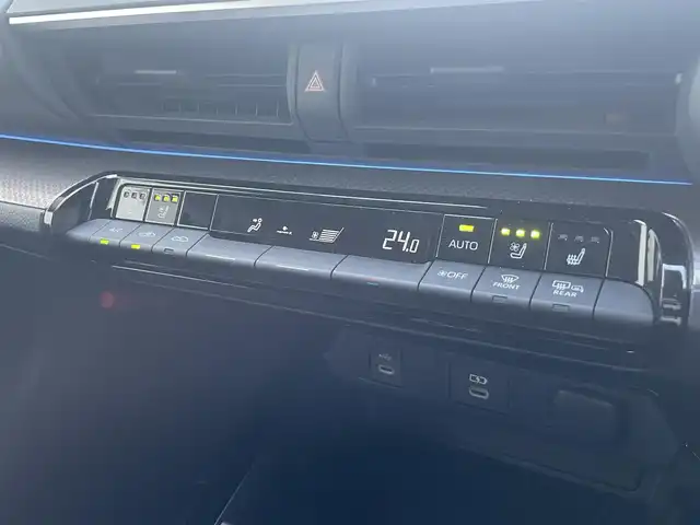 トヨタ プリウス Z 滋賀県 2024(令6)年 0.3万km アティチュードブラックマイカ ガソリン（ハイブリッド）/2WD(FF)/CVT/純正メモリナビ/（FM/AM/TVフルセグ/Bluetooth/USB）/モデリスタエアロ/パノラマルーフ/パノラミックビューモニター/プリクラッシュブレーキアシスト	/ブラインドスポットモニター/レーダークルーズコントロール/レーンキープアシスト/ETC2.0/ステアリングヒーター/シートヒーター/エアシート/電子パーキング/ブレーキホールド/ステアリングスイッチ/AC100V/電動リアゲート/オートハイビーム/パワーシート/ヘッドライトレベリング/オートライト/オートエアコン/電動格納ミラー/EVモード/横滑り防止/ワイヤレス充電/コーナーセンサー/プッシュスタート/スマートキー/スペアキー/純正マット/タイプC/SOSボタン/革巻きステアリング/LEDヘッドライト/ドアバイザー