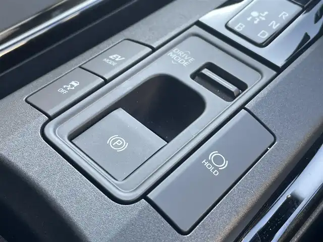 トヨタ プリウス Z 滋賀県 2024(令6)年 0.3万km アティチュードブラックマイカ ガソリン（ハイブリッド）/2WD(FF)/CVT/純正メモリナビ/（FM/AM/TVフルセグ/Bluetooth/USB）/モデリスタエアロ/パノラマルーフ/パノラミックビューモニター/プリクラッシュブレーキアシスト	/ブラインドスポットモニター/レーダークルーズコントロール/レーンキープアシスト/ETC2.0/ステアリングヒーター/シートヒーター/エアシート/電子パーキング/ブレーキホールド/ステアリングスイッチ/AC100V/電動リアゲート/オートハイビーム/パワーシート/ヘッドライトレベリング/オートライト/オートエアコン/電動格納ミラー/EVモード/横滑り防止/ワイヤレス充電/コーナーセンサー/プッシュスタート/スマートキー/スペアキー/純正マット/タイプC/SOSボタン/革巻きステアリング/LEDヘッドライト/ドアバイザー