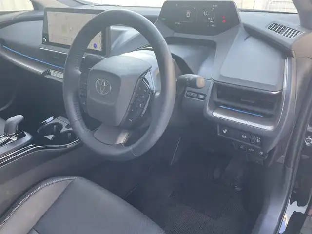 トヨタ プリウス Z 滋賀県 2024(令6)年 0.3万km アティチュードブラックマイカ ガソリン（ハイブリッド）/2WD(FF)/CVT/純正メモリナビ/（FM/AM/TVフルセグ/Bluetooth/USB）/モデリスタエアロ/パノラマルーフ/パノラミックビューモニター/プリクラッシュブレーキアシスト	/ブラインドスポットモニター/レーダークルーズコントロール/レーンキープアシスト/ETC2.0/ステアリングヒーター/シートヒーター/エアシート/電子パーキング/ブレーキホールド/ステアリングスイッチ/AC100V/電動リアゲート/オートハイビーム/パワーシート/ヘッドライトレベリング/オートライト/オートエアコン/電動格納ミラー/EVモード/横滑り防止/ワイヤレス充電/コーナーセンサー/プッシュスタート/スマートキー/スペアキー/純正マット/タイプC/SOSボタン/革巻きステアリング/LEDヘッドライト/ドアバイザー