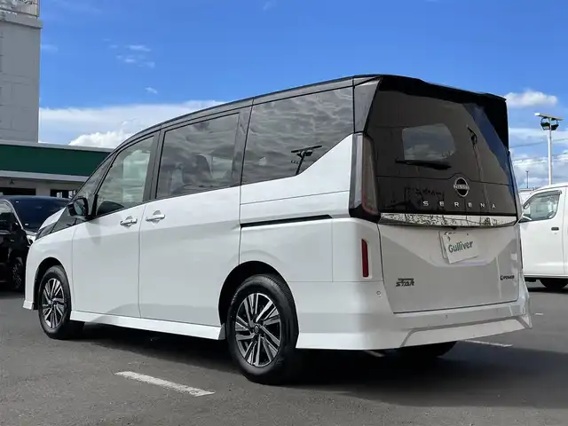 日産 セレナ e－パワー ハイウェイスター V 東京都 2025(令7)年 0.1千km 白Ⅱ ヘッドランプ/オートレベライザー/アダプティブLEDヘッドライトシステム/インテリジェント アラウンドビューモニター（移動物 検知機能付）/インテリジェント ルームミラー/アドバンスドドライブアシストディスプレイ（12.3インチカラーディスプレイ）/統合型インターフェースディスプレイ/ワイヤレス充電器/6スピーカー/NissanConnectナビゲーションシステム（地デジ内蔵）/車載通信ユニット（TCU［Telematics Control Unit］）ETC2.0ユニット（ビルトインタイプ）/ドライブレコーダー（前後セット）/プロパイロット（ナビリンク機能付）/プロパイロット緊急停止支援システム（SOSコール機能付）/後席専用モニターHDMI NissanConnectナビ付車用