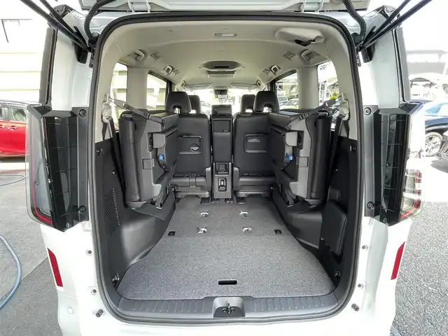 日産 セレナ e－パワー ハイウェイスター V 東京都 2025(令7)年 0.1千km 白Ⅱ ヘッドランプ/オートレベライザー/アダプティブLEDヘッドライトシステム/インテリジェント アラウンドビューモニター（移動物 検知機能付）/インテリジェント ルームミラー/アドバンスドドライブアシストディスプレイ（12.3インチカラーディスプレイ）/統合型インターフェースディスプレイ/ワイヤレス充電器/6スピーカー/NissanConnectナビゲーションシステム（地デジ内蔵）/車載通信ユニット（TCU［Telematics Control Unit］）ETC2.0ユニット（ビルトインタイプ）/ドライブレコーダー（前後セット）/プロパイロット（ナビリンク機能付）/プロパイロット緊急停止支援システム（SOSコール機能付）/後席専用モニターHDMI NissanConnectナビ付車用