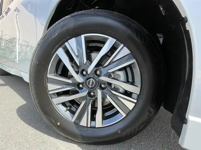 日産 セレナ e－パワー ハイウェイスター V 東京都 2025(令7)年 0.1千km 白Ⅱ ヘッドランプ/オートレベライザー/アダプティブLEDヘッドライトシステム/インテリジェント アラウンドビューモニター（移動物 検知機能付）/インテリジェント ルームミラー/アドバンスドドライブアシストディスプレイ（12.3インチカラーディスプレイ）/統合型インターフェースディスプレイ/ワイヤレス充電器/6スピーカー/NissanConnectナビゲーションシステム（地デジ内蔵）/車載通信ユニット（TCU［Telematics Control Unit］）ETC2.0ユニット（ビルトインタイプ）/ドライブレコーダー（前後セット）/プロパイロット（ナビリンク機能付）/プロパイロット緊急停止支援システム（SOSコール機能付）/後席専用モニターHDMI NissanConnectナビ付車用