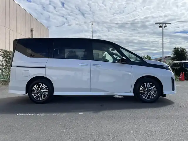 日産 セレナ e－パワー ハイウェイスター V 東京都 2025(令7)年 0.1千km 白Ⅱ ヘッドランプ/オートレベライザー/アダプティブLEDヘッドライトシステム/インテリジェント アラウンドビューモニター（移動物 検知機能付）/インテリジェント ルームミラー/アドバンスドドライブアシストディスプレイ（12.3インチカラーディスプレイ）/統合型インターフェースディスプレイ/ワイヤレス充電器/6スピーカー/NissanConnectナビゲーションシステム（地デジ内蔵）/車載通信ユニット（TCU［Telematics Control Unit］）ETC2.0ユニット（ビルトインタイプ）/ドライブレコーダー（前後セット）/プロパイロット（ナビリンク機能付）/プロパイロット緊急停止支援システム（SOSコール機能付）/後席専用モニターHDMI NissanConnectナビ付車用