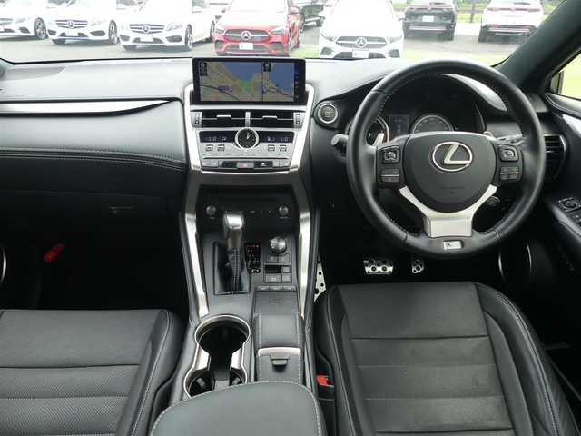レクサス ＮＸ 300 Fスポーツ 千葉県 2018(平30)年 4万km ホワイトノーヴァガラスフレーク 235/55R18/Lexus Safety System+/・プリクラッシュセーフティ/・レーンディパーチャーアラート/・オートハイビーム/・レーダークルーズコントロール/・ブラインドスポットモニター/パワーバックドア/レザーシート/前席パワーシート/エアシート/シートヒーター/純正SDナビ/地デジTV/【DVD/CD再生機能　Bluetooth接続】/パノラミックビューモニター/ドライブレコーダー（前後撮影）/革巻きステアリング/ステアリングスイッチ/ステアリングヒーター/ETC（2.0）/LEDヘッドライト/ウインカーミラー/クリアランスソナー/純正18インチアルミホイル/サイド/カーテンエアバッグ/スマートキー