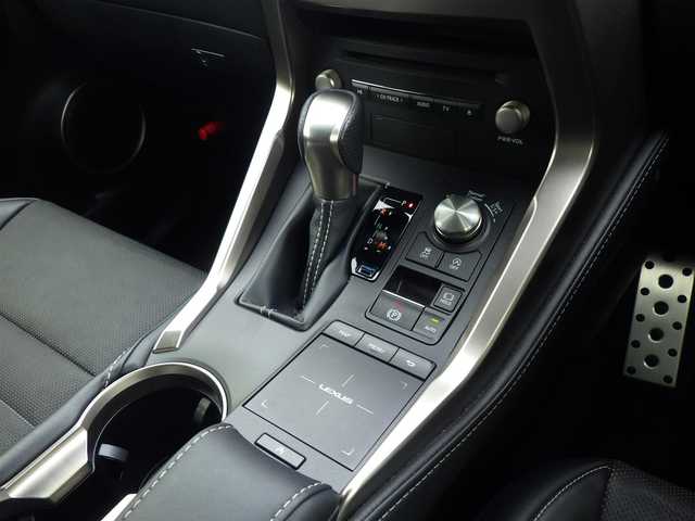 レクサス ＮＸ 300 Fスポーツ 千葉県 2018(平30)年 4万km ホワイトノーヴァガラスフレーク 235/55R18/Lexus Safety System+/・プリクラッシュセーフティ/・レーンディパーチャーアラート/・オートハイビーム/・レーダークルーズコントロール/・ブラインドスポットモニター/パワーバックドア/レザーシート/前席パワーシート/エアシート/シートヒーター/純正SDナビ/地デジTV/【DVD/CD再生機能　Bluetooth接続】/パノラミックビューモニター/ドライブレコーダー（前後撮影）/革巻きステアリング/ステアリングスイッチ/ステアリングヒーター/ETC（2.0）/LEDヘッドライト/ウインカーミラー/クリアランスソナー/純正18インチアルミホイル/サイド/カーテンエアバッグ/スマートキー