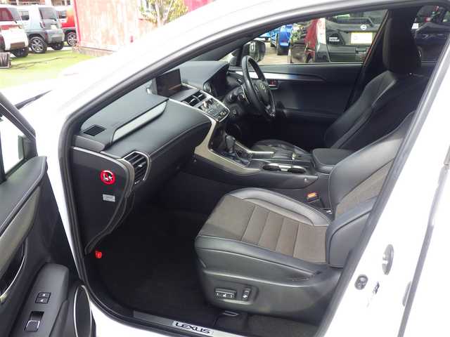 レクサス ＮＸ 300 Fスポーツ 千葉県 2018(平30)年 4万km ホワイトノーヴァガラスフレーク 235/55R18/Lexus Safety System+/・プリクラッシュセーフティ/・レーンディパーチャーアラート/・オートハイビーム/・レーダークルーズコントロール/・ブラインドスポットモニター/パワーバックドア/レザーシート/前席パワーシート/エアシート/シートヒーター/純正SDナビ/地デジTV/【DVD/CD再生機能　Bluetooth接続】/パノラミックビューモニター/ドライブレコーダー（前後撮影）/革巻きステアリング/ステアリングスイッチ/ステアリングヒーター/ETC（2.0）/LEDヘッドライト/ウインカーミラー/クリアランスソナー/純正18インチアルミホイル/サイド/カーテンエアバッグ/スマートキー