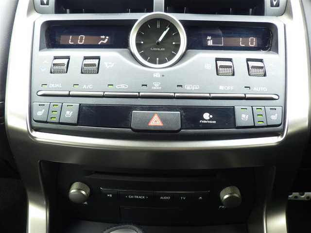 レクサス ＮＸ 300 Fスポーツ 千葉県 2018(平30)年 4万km ホワイトノーヴァガラスフレーク 235/55R18/Lexus Safety System+/・プリクラッシュセーフティ/・レーンディパーチャーアラート/・オートハイビーム/・レーダークルーズコントロール/・ブラインドスポットモニター/パワーバックドア/レザーシート/前席パワーシート/エアシート/シートヒーター/純正SDナビ/地デジTV/【DVD/CD再生機能　Bluetooth接続】/パノラミックビューモニター/ドライブレコーダー（前後撮影）/革巻きステアリング/ステアリングスイッチ/ステアリングヒーター/ETC（2.0）/LEDヘッドライト/ウインカーミラー/クリアランスソナー/純正18インチアルミホイル/サイド/カーテンエアバッグ/スマートキー