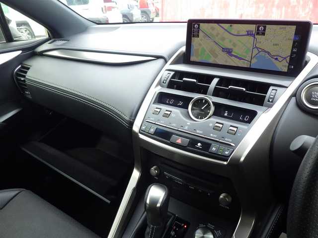 レクサス ＮＸ 300 Fスポーツ 千葉県 2018(平30)年 4万km ホワイトノーヴァガラスフレーク 235/55R18/Lexus Safety System+/・プリクラッシュセーフティ/・レーンディパーチャーアラート/・オートハイビーム/・レーダークルーズコントロール/・ブラインドスポットモニター/パワーバックドア/レザーシート/前席パワーシート/エアシート/シートヒーター/純正SDナビ/地デジTV/【DVD/CD再生機能　Bluetooth接続】/パノラミックビューモニター/ドライブレコーダー（前後撮影）/革巻きステアリング/ステアリングスイッチ/ステアリングヒーター/ETC（2.0）/LEDヘッドライト/ウインカーミラー/クリアランスソナー/純正18インチアルミホイル/サイド/カーテンエアバッグ/スマートキー