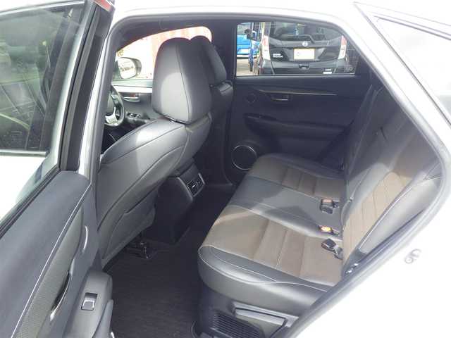 レクサス ＮＸ 300 Fスポーツ 千葉県 2018(平30)年 4万km ホワイトノーヴァガラスフレーク 235/55R18/Lexus Safety System+/・プリクラッシュセーフティ/・レーンディパーチャーアラート/・オートハイビーム/・レーダークルーズコントロール/・ブラインドスポットモニター/パワーバックドア/レザーシート/前席パワーシート/エアシート/シートヒーター/純正SDナビ/地デジTV/【DVD/CD再生機能　Bluetooth接続】/パノラミックビューモニター/ドライブレコーダー（前後撮影）/革巻きステアリング/ステアリングスイッチ/ステアリングヒーター/ETC（2.0）/LEDヘッドライト/ウインカーミラー/クリアランスソナー/純正18インチアルミホイル/サイド/カーテンエアバッグ/スマートキー