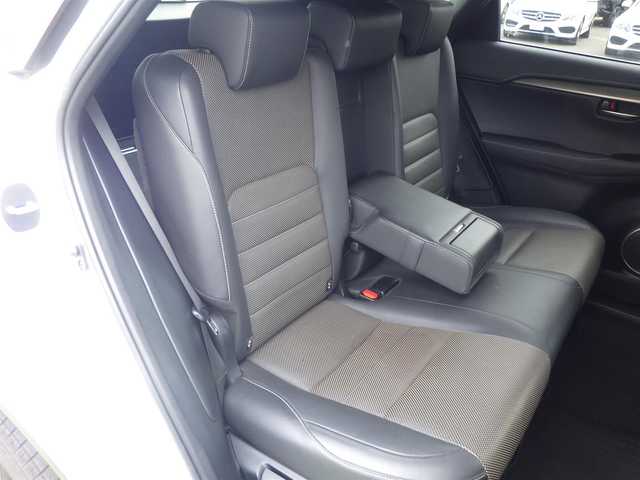 レクサス ＮＸ 300 Fスポーツ 千葉県 2018(平30)年 4万km ホワイトノーヴァガラスフレーク 235/55R18/Lexus Safety System+/・プリクラッシュセーフティ/・レーンディパーチャーアラート/・オートハイビーム/・レーダークルーズコントロール/・ブラインドスポットモニター/パワーバックドア/レザーシート/前席パワーシート/エアシート/シートヒーター/純正SDナビ/地デジTV/【DVD/CD再生機能　Bluetooth接続】/パノラミックビューモニター/ドライブレコーダー（前後撮影）/革巻きステアリング/ステアリングスイッチ/ステアリングヒーター/ETC（2.0）/LEDヘッドライト/ウインカーミラー/クリアランスソナー/純正18インチアルミホイル/サイド/カーテンエアバッグ/スマートキー