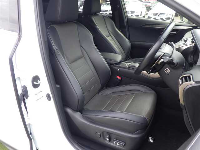 レクサス ＮＸ 300 Fスポーツ 千葉県 2018(平30)年 4万km ホワイトノーヴァガラスフレーク 235/55R18/Lexus Safety System+/・プリクラッシュセーフティ/・レーンディパーチャーアラート/・オートハイビーム/・レーダークルーズコントロール/・ブラインドスポットモニター/パワーバックドア/レザーシート/前席パワーシート/エアシート/シートヒーター/純正SDナビ/地デジTV/【DVD/CD再生機能　Bluetooth接続】/パノラミックビューモニター/ドライブレコーダー（前後撮影）/革巻きステアリング/ステアリングスイッチ/ステアリングヒーター/ETC（2.0）/LEDヘッドライト/ウインカーミラー/クリアランスソナー/純正18インチアルミホイル/サイド/カーテンエアバッグ/スマートキー