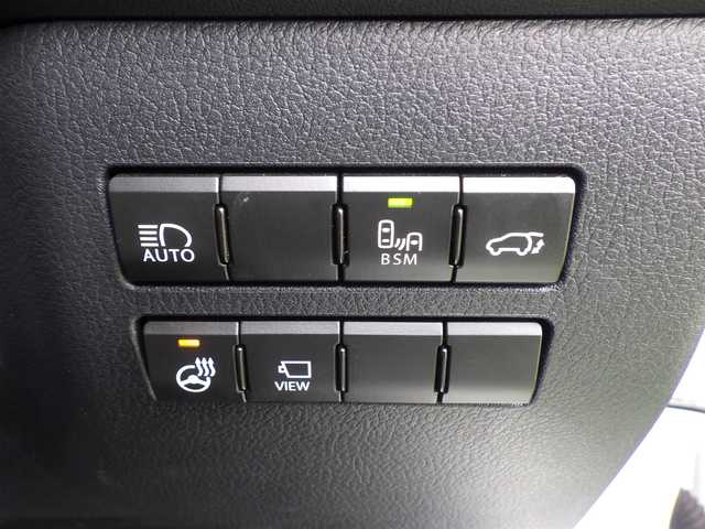 レクサス ＮＸ 300 Fスポーツ 千葉県 2018(平30)年 4万km ホワイトノーヴァガラスフレーク 235/55R18/Lexus Safety System+/・プリクラッシュセーフティ/・レーンディパーチャーアラート/・オートハイビーム/・レーダークルーズコントロール/・ブラインドスポットモニター/パワーバックドア/レザーシート/前席パワーシート/エアシート/シートヒーター/純正SDナビ/地デジTV/【DVD/CD再生機能　Bluetooth接続】/パノラミックビューモニター/ドライブレコーダー（前後撮影）/革巻きステアリング/ステアリングスイッチ/ステアリングヒーター/ETC（2.0）/LEDヘッドライト/ウインカーミラー/クリアランスソナー/純正18インチアルミホイル/サイド/カーテンエアバッグ/スマートキー