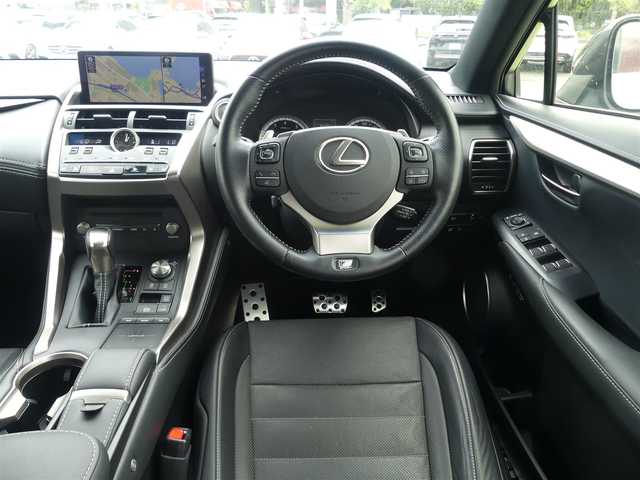 レクサス ＮＸ 300 Fスポーツ 千葉県 2018(平30)年 4万km ホワイトノーヴァガラスフレーク 235/55R18/Lexus Safety System+/・プリクラッシュセーフティ/・レーンディパーチャーアラート/・オートハイビーム/・レーダークルーズコントロール/・ブラインドスポットモニター/パワーバックドア/レザーシート/前席パワーシート/エアシート/シートヒーター/純正SDナビ/地デジTV/【DVD/CD再生機能　Bluetooth接続】/パノラミックビューモニター/ドライブレコーダー（前後撮影）/革巻きステアリング/ステアリングスイッチ/ステアリングヒーター/ETC（2.0）/LEDヘッドライト/ウインカーミラー/クリアランスソナー/純正18インチアルミホイル/サイド/カーテンエアバッグ/スマートキー