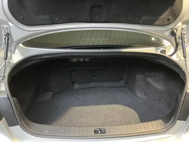 日産 スカイライン ハイブリッド 350GT Type P 東京都 2015(平27)年 3.1万km ブリリアントシルバー ワンオーナー/黒レザーシート/前席パワーシート/前席シートヒーター/純正SDナビ/CD/DVD/BT/USB/AUX/アラウンドビューモニター/インテリジェントクルーズコントロール/エマージェンシーブレーキ/車線逸脱警報(LDW)/車線逸脱防止支援システム(LDP)/後側方車両検知警報(BSW)/後側方衝突防止支援システム(BSI)/インテリジェントペダル/クリアランスソナー/純正17インチアルミホイール/アイドリングストップ/ビルトインETC/LEDライト＆フォグ/スマートキー