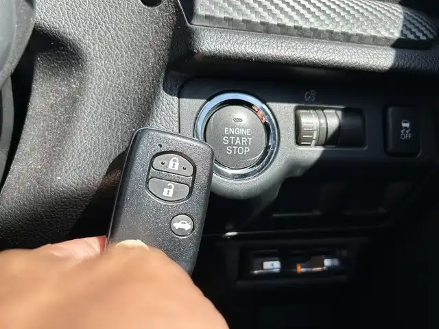 スバル フォレスター 2．0i－L アイサイト 鹿児島県 2013(平25)年 7.5万km サテンホワイトパール 社外ナビ/　　CD/DVD/BT/フルセグ/バックカメラ/クルーズコントロール/LEDヘッドライト/純正17インチアルミホイール/ステアリングスイッチ/アイドリングストップ/スマートキー/社外ビルトインETC/オートエアコン