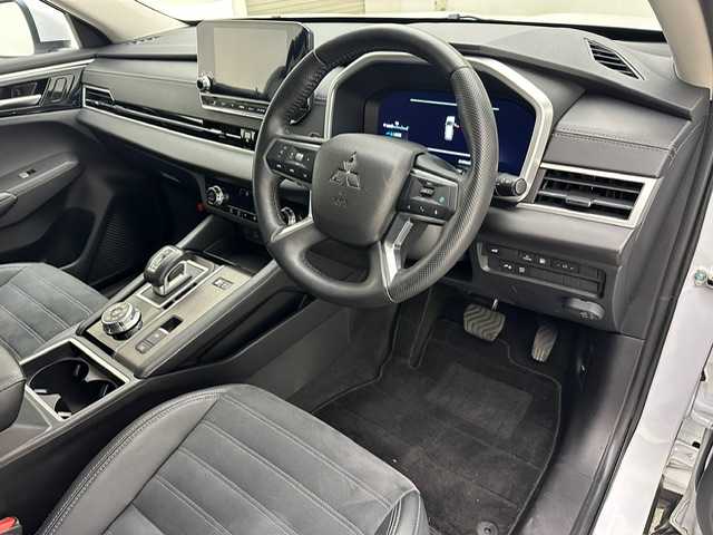 三菱 アウトランダー ＰＨＥＶ G 兵庫県 2022(令4)年 5万km ホワイトダイヤモンド 純正9インチナビ/フルセグ BT Apple CarPlay android Auto/全方位カメラ/パワーバックドア/衝突軽減ブレーキ/LKA/BSM/レーダークルーズコントロール/ビルトインETC2.0/ワイヤレス充電/ドライブレコーダー/ハーフレザーシート/シートヒーター/パワーシート/LEDヘッドライト/オートライト/オートハイビーム/スマートキー