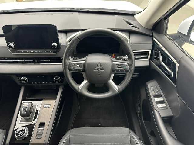 三菱 アウトランダー ＰＨＥＶ G 兵庫県 2022(令4)年 5万km ホワイトダイヤモンド 純正9インチナビ/フルセグ BT Apple CarPlay android Auto/全方位カメラ/パワーバックドア/衝突軽減ブレーキ/LKA/BSM/レーダークルーズコントロール/ビルトインETC2.0/ワイヤレス充電/ドライブレコーダー/ハーフレザーシート/シートヒーター/パワーシート/LEDヘッドライト/オートライト/オートハイビーム/スマートキー