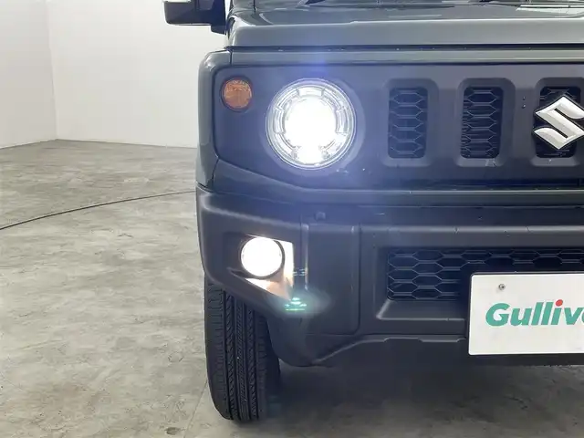 スズキ ジムニー XC 福島県 2024(令6)年 0.8万km ジャングルグリーン スズキ セーフティ サポート/・衝突被害軽減ブレーキ　/・誤発進抑制機能　/・車線逸脱警報機能　/・ふらつき警報機能　/・先行車発進お知らせ機能　/・ハイビームアシスト　/・アダプティブクルーズコントロール　/・標識認識機能　/社外ナビゲーション/・Bluetooth/TV/SD/AM・FM/CD/DVD/・バックカメラ/革巻きステアリング/・ステアリングスイッチ/シートヒーター/プッシュスタート/・スマートキー/LEDライト/・フォグライト/・オートライト/・オートハイビーム/純正フロアマット/ドアバイザー