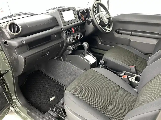 スズキ ジムニー XC 福島県 2024(令6)年 0.8万km ジャングルグリーン スズキ セーフティ サポート/・衝突被害軽減ブレーキ　/・誤発進抑制機能　/・車線逸脱警報機能　/・ふらつき警報機能　/・先行車発進お知らせ機能　/・ハイビームアシスト　/・アダプティブクルーズコントロール　/・標識認識機能　/社外ナビゲーション/・Bluetooth/TV/SD/AM・FM/CD/DVD/・バックカメラ/革巻きステアリング/・ステアリングスイッチ/シートヒーター/プッシュスタート/・スマートキー/LEDライト/・フォグライト/・オートライト/・オートハイビーム/純正フロアマット/ドアバイザー