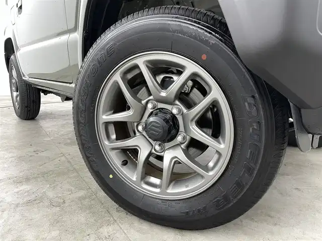 スズキ ジムニー XC 福島県 2024(令6)年 0.8万km ジャングルグリーン スズキ セーフティ サポート/・衝突被害軽減ブレーキ　/・誤発進抑制機能　/・車線逸脱警報機能　/・ふらつき警報機能　/・先行車発進お知らせ機能　/・ハイビームアシスト　/・アダプティブクルーズコントロール　/・標識認識機能　/社外ナビゲーション/・Bluetooth/TV/SD/AM・FM/CD/DVD/・バックカメラ/革巻きステアリング/・ステアリングスイッチ/シートヒーター/プッシュスタート/・スマートキー/LEDライト/・フォグライト/・オートライト/・オートハイビーム/純正フロアマット/ドアバイザー