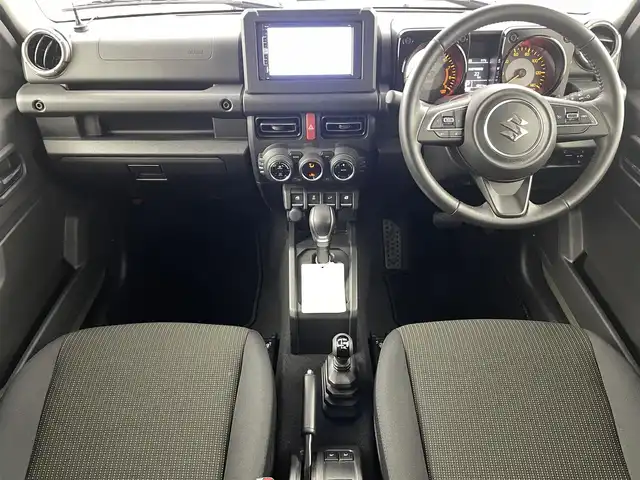 スズキ ジムニー XC 福島県 2024(令6)年 0.8万km ジャングルグリーン スズキ セーフティ サポート/・衝突被害軽減ブレーキ　/・誤発進抑制機能　/・車線逸脱警報機能　/・ふらつき警報機能　/・先行車発進お知らせ機能　/・ハイビームアシスト　/・アダプティブクルーズコントロール　/・標識認識機能　/社外ナビゲーション/・Bluetooth/TV/SD/AM・FM/CD/DVD/・バックカメラ/革巻きステアリング/・ステアリングスイッチ/シートヒーター/プッシュスタート/・スマートキー/LEDライト/・フォグライト/・オートライト/・オートハイビーム/純正フロアマット/ドアバイザー