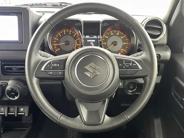 スズキ ジムニー XC 福島県 2024(令6)年 0.8万km ジャングルグリーン スズキ セーフティ サポート/・衝突被害軽減ブレーキ　/・誤発進抑制機能　/・車線逸脱警報機能　/・ふらつき警報機能　/・先行車発進お知らせ機能　/・ハイビームアシスト　/・アダプティブクルーズコントロール　/・標識認識機能　/社外ナビゲーション/・Bluetooth/TV/SD/AM・FM/CD/DVD/・バックカメラ/革巻きステアリング/・ステアリングスイッチ/シートヒーター/プッシュスタート/・スマートキー/LEDライト/・フォグライト/・オートライト/・オートハイビーム/純正フロアマット/ドアバイザー