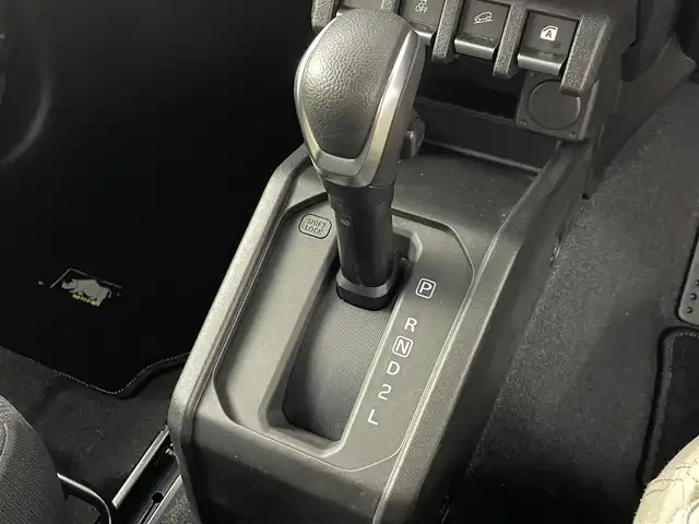 スズキ ジムニー XC 福島県 2024(令6)年 0.8万km ジャングルグリーン スズキ セーフティ サポート/・衝突被害軽減ブレーキ　/・誤発進抑制機能　/・車線逸脱警報機能　/・ふらつき警報機能　/・先行車発進お知らせ機能　/・ハイビームアシスト　/・アダプティブクルーズコントロール　/・標識認識機能　/社外ナビゲーション/・Bluetooth/TV/SD/AM・FM/CD/DVD/・バックカメラ/革巻きステアリング/・ステアリングスイッチ/シートヒーター/プッシュスタート/・スマートキー/LEDライト/・フォグライト/・オートライト/・オートハイビーム/純正フロアマット/ドアバイザー