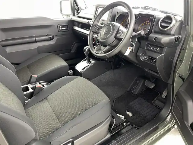 スズキ ジムニー XC 福島県 2024(令6)年 0.8万km ジャングルグリーン スズキ セーフティ サポート/・衝突被害軽減ブレーキ　/・誤発進抑制機能　/・車線逸脱警報機能　/・ふらつき警報機能　/・先行車発進お知らせ機能　/・ハイビームアシスト　/・アダプティブクルーズコントロール　/・標識認識機能　/社外ナビゲーション/・Bluetooth/TV/SD/AM・FM/CD/DVD/・バックカメラ/革巻きステアリング/・ステアリングスイッチ/シートヒーター/プッシュスタート/・スマートキー/LEDライト/・フォグライト/・オートライト/・オートハイビーム/純正フロアマット/ドアバイザー