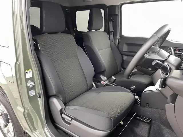 スズキ ジムニー XC 福島県 2024(令6)年 0.8万km ジャングルグリーン スズキ セーフティ サポート/・衝突被害軽減ブレーキ　/・誤発進抑制機能　/・車線逸脱警報機能　/・ふらつき警報機能　/・先行車発進お知らせ機能　/・ハイビームアシスト　/・アダプティブクルーズコントロール　/・標識認識機能　/社外ナビゲーション/・Bluetooth/TV/SD/AM・FM/CD/DVD/・バックカメラ/革巻きステアリング/・ステアリングスイッチ/シートヒーター/プッシュスタート/・スマートキー/LEDライト/・フォグライト/・オートライト/・オートハイビーム/純正フロアマット/ドアバイザー