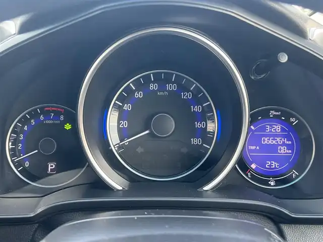 ホンダ フィット 13G Fパッケージ 秋田県 2016(平28)年 6.7万km クリスタルブラックパール 社外ナビ/フルセグ/４WD/スマートキー/ETC/アイドリングストップ/プッシュスタート/純正フロアマット/純正ドアバイザー/寒冷地仕様/パワーステアリング/パワーウィンドウ/オートエアコン/オートライト/横滑り防止/電動格納ウィンカーミラー/保証書/取扱説明書/記録簿