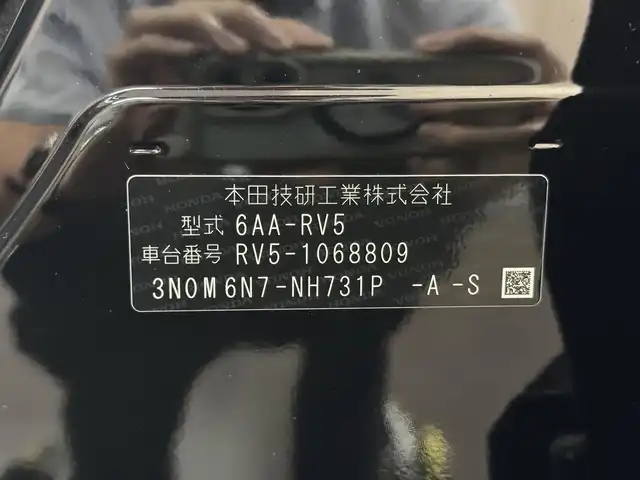 ホンダ ヴェゼル ハイブリッド e:HEV Z 三重県 2023(令5)年 3.8万km クリスタルブラックパール ハイブリッド/FF/MTモード付CVT/純正9インチナビ/（FM/AM/USB/Bluetooth/CarPlay/AndroidAuto/TV）/【OP】マルチビューカメラシステム/プレミアムオーディオ/ドライブレコーダー前後/ETC2.0/Honda SENSING/・衝突軽減ブレーキ/・先行車発進お知らせ/・路外逸脱抑制/・標識認識/・渋滞追従機能付アダプティブクルーズコントロール（ACC）/・車線維持支援システム（LKAS）/・トラフィックジャムアシスト（渋滞運転支援）/・ブラインドスポットインフォメーション/・誤発進＆後方誤発進抑制/・近距離衝突軽減ブレーキ/・パーキングセンサーシステム/・【OP】後退出庫サポート/・アダプティブドライビングビーム/など/装備/・ハンズフリーアクセスパワーテールゲート/・ハーフレザーシート/・シートヒーター（D/N）/・ステアリングヒーター/・オートライトシステム/・LEDヘッドライト/・LEDフロントフォグランプ/・ヒルディセントコントロール/・左右独立オートエアコン/・自動防眩ルームミラー/・【OP】ワイヤレス充電器/・プッシュスタート/・社外18inAW/・スマートキーx2/など