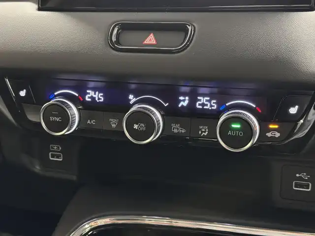 ホンダ ヴェゼル ハイブリッド e:HEV Z 三重県 2023(令5)年 3.8万km クリスタルブラックパール ハイブリッド/FF/MTモード付CVT/純正9インチナビ/（FM/AM/USB/Bluetooth/CarPlay/AndroidAuto/TV）/【OP】マルチビューカメラシステム/プレミアムオーディオ/ドライブレコーダー前後/ETC2.0/Honda SENSING/・衝突軽減ブレーキ/・先行車発進お知らせ/・路外逸脱抑制/・標識認識/・渋滞追従機能付アダプティブクルーズコントロール（ACC）/・車線維持支援システム（LKAS）/・トラフィックジャムアシスト（渋滞運転支援）/・ブラインドスポットインフォメーション/・誤発進＆後方誤発進抑制/・近距離衝突軽減ブレーキ/・パーキングセンサーシステム/・【OP】後退出庫サポート/・アダプティブドライビングビーム/など/装備/・ハンズフリーアクセスパワーテールゲート/・ハーフレザーシート/・シートヒーター（D/N）/・ステアリングヒーター/・オートライトシステム/・LEDヘッドライト/・LEDフロントフォグランプ/・ヒルディセントコントロール/・左右独立オートエアコン/・自動防眩ルームミラー/・【OP】ワイヤレス充電器/・プッシュスタート/・社外18inAW/・スマートキーx2/など
