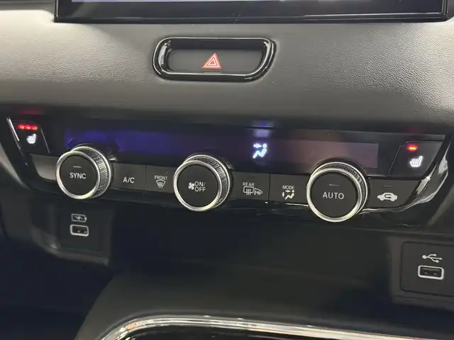 ホンダ ヴェゼル ハイブリッド e:HEV Z 三重県 2023(令5)年 3.8万km クリスタルブラックパール ハイブリッド/FF/MTモード付CVT/純正9インチナビ/（FM/AM/USB/Bluetooth/CarPlay/AndroidAuto/TV）/【OP】マルチビューカメラシステム/プレミアムオーディオ/ドライブレコーダー前後/ETC2.0/Honda SENSING/・衝突軽減ブレーキ/・先行車発進お知らせ/・路外逸脱抑制/・標識認識/・渋滞追従機能付アダプティブクルーズコントロール（ACC）/・車線維持支援システム（LKAS）/・トラフィックジャムアシスト（渋滞運転支援）/・ブラインドスポットインフォメーション/・誤発進＆後方誤発進抑制/・近距離衝突軽減ブレーキ/・パーキングセンサーシステム/・【OP】後退出庫サポート/・アダプティブドライビングビーム/など/装備/・ハンズフリーアクセスパワーテールゲート/・ハーフレザーシート/・シートヒーター（D/N）/・ステアリングヒーター/・オートライトシステム/・LEDヘッドライト/・LEDフロントフォグランプ/・ヒルディセントコントロール/・左右独立オートエアコン/・自動防眩ルームミラー/・【OP】ワイヤレス充電器/・プッシュスタート/・社外18inAW/・スマートキーx2/など
