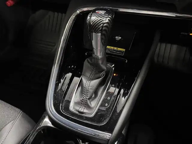 ホンダ ヴェゼル ハイブリッド e:HEV Z 三重県 2023(令5)年 3.8万km クリスタルブラックパール ハイブリッド/FF/MTモード付CVT/純正9インチナビ/（FM/AM/USB/Bluetooth/CarPlay/AndroidAuto/TV）/【OP】マルチビューカメラシステム/プレミアムオーディオ/ドライブレコーダー前後/ETC2.0/Honda SENSING/・衝突軽減ブレーキ/・先行車発進お知らせ/・路外逸脱抑制/・標識認識/・渋滞追従機能付アダプティブクルーズコントロール（ACC）/・車線維持支援システム（LKAS）/・トラフィックジャムアシスト（渋滞運転支援）/・ブラインドスポットインフォメーション/・誤発進＆後方誤発進抑制/・近距離衝突軽減ブレーキ/・パーキングセンサーシステム/・【OP】後退出庫サポート/・アダプティブドライビングビーム/など/装備/・ハンズフリーアクセスパワーテールゲート/・ハーフレザーシート/・シートヒーター（D/N）/・ステアリングヒーター/・オートライトシステム/・LEDヘッドライト/・LEDフロントフォグランプ/・ヒルディセントコントロール/・左右独立オートエアコン/・自動防眩ルームミラー/・【OP】ワイヤレス充電器/・プッシュスタート/・社外18inAW/・スマートキーx2/など