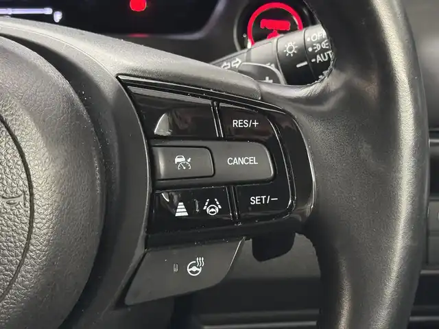 ホンダ ヴェゼル ハイブリッド e:HEV Z 三重県 2023(令5)年 3.8万km クリスタルブラックパール ハイブリッド/FF/MTモード付CVT/純正9インチナビ/（FM/AM/USB/Bluetooth/CarPlay/AndroidAuto/TV）/【OP】マルチビューカメラシステム/プレミアムオーディオ/ドライブレコーダー前後/ETC2.0/Honda SENSING/・衝突軽減ブレーキ/・先行車発進お知らせ/・路外逸脱抑制/・標識認識/・渋滞追従機能付アダプティブクルーズコントロール（ACC）/・車線維持支援システム（LKAS）/・トラフィックジャムアシスト（渋滞運転支援）/・ブラインドスポットインフォメーション/・誤発進＆後方誤発進抑制/・近距離衝突軽減ブレーキ/・パーキングセンサーシステム/・【OP】後退出庫サポート/・アダプティブドライビングビーム/など/装備/・ハンズフリーアクセスパワーテールゲート/・ハーフレザーシート/・シートヒーター（D/N）/・ステアリングヒーター/・オートライトシステム/・LEDヘッドライト/・LEDフロントフォグランプ/・ヒルディセントコントロール/・左右独立オートエアコン/・自動防眩ルームミラー/・【OP】ワイヤレス充電器/・プッシュスタート/・社外18inAW/・スマートキーx2/など
