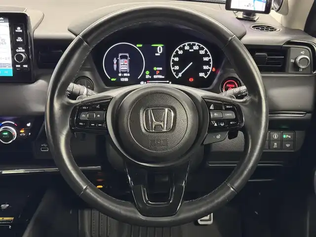 ホンダ ヴェゼル ハイブリッド e:HEV Z 三重県 2023(令5)年 3.8万km クリスタルブラックパール ハイブリッド/FF/MTモード付CVT/純正9インチナビ/（FM/AM/USB/Bluetooth/CarPlay/AndroidAuto/TV）/【OP】マルチビューカメラシステム/プレミアムオーディオ/ドライブレコーダー前後/ETC2.0/Honda SENSING/・衝突軽減ブレーキ/・先行車発進お知らせ/・路外逸脱抑制/・標識認識/・渋滞追従機能付アダプティブクルーズコントロール（ACC）/・車線維持支援システム（LKAS）/・トラフィックジャムアシスト（渋滞運転支援）/・ブラインドスポットインフォメーション/・誤発進＆後方誤発進抑制/・近距離衝突軽減ブレーキ/・パーキングセンサーシステム/・【OP】後退出庫サポート/・アダプティブドライビングビーム/など/装備/・ハンズフリーアクセスパワーテールゲート/・ハーフレザーシート/・シートヒーター（D/N）/・ステアリングヒーター/・オートライトシステム/・LEDヘッドライト/・LEDフロントフォグランプ/・ヒルディセントコントロール/・左右独立オートエアコン/・自動防眩ルームミラー/・【OP】ワイヤレス充電器/・プッシュスタート/・社外18inAW/・スマートキーx2/など