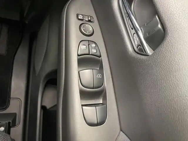 日産 セレナ X VセレクションⅡ 道央・札幌 2018(平30)年 3.1万km ブリリアントシルバー ・４WD/エマージェンシーブレーキ/・純正ディーラーOPナビ/・DVD.CD.SD.Bluetooth/・フルセグ/バックカメラ /・両側パワースライドドア /・純正エンジンスターター/・純正ドライブレコーダー/・クルーズコントロール/・オートライト/・スマートキー/プッシュスタート/・スタッドレスタイヤ積込